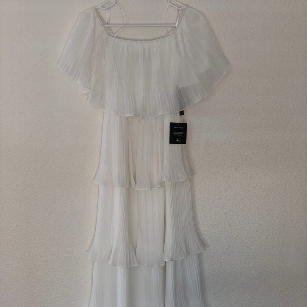 BRAND NEW Lulus off the shoulder dress